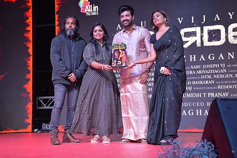 'பார்டர்' என்ற படத்தின் தலைப்பே ரசிகர்களிடம் பெரும் எதிர்பார்ப்பை ஏற்படுத்தியுள்ளது.