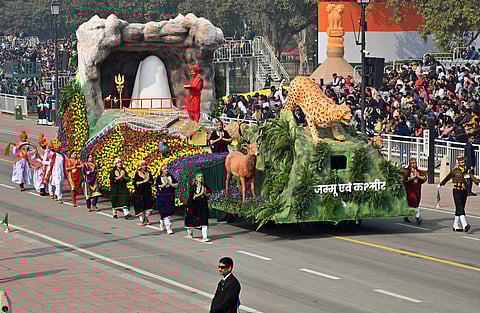 தேசத்தின் ராணுவ வல்லமை மற்றும் கலாசார பெருமையை பறைசாற்றும் வகையில் ஒத்திகை அணிவகுப்பில் கலந்து கொண்ட ஜம்மு மற்றும் காஷ்மீர் பனிலிங்க அலங்கார ஊர்தி.