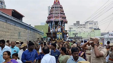 வீரராகவப் பெருமாள் கோயிலில் நடைபெற்ற தேர்த் திருவிழா.