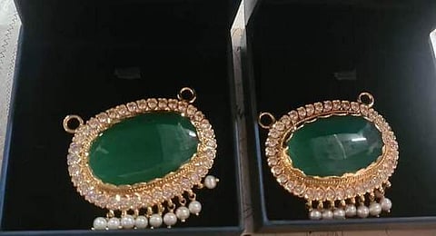 தங்க பதக்கம் நன்கொடை