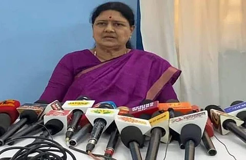 மன்னார்குடி அடுத்த சுந்தர கோட்டையில் செய்தியாளர்களிடம் பேசும் வி.கே.சசிகலா