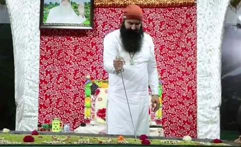 கேக் வெட்டி சர்ச்சையில் சிக்கினார் பரோலில் வந்த தேரா சச்சா சௌதா தலைவர் ராம் ரஹீம்