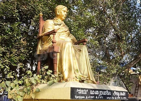 அரச மரக் கன்றுகள் சூழ மறைமலையடிகள் சிலை