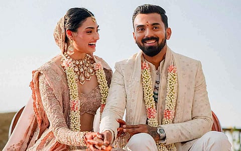 இந்திய கிரிக்கெட் அணியின் வீரர் கே.எல். ராகுல், ஹிந்தி நடிகர் சுனில் ஷெட்டியின் மகளும் நடிகையுமான அதியா ஷெட்டி திருமணம்  மும்பையில் கோலாகலமாக நடைபெற்றது.