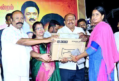 திருப்பத்தூரில் தையல் பயிற்சி பெற்ற மாணவிகளுக்கு இலவச தையல் இயந்திரங்களை புதன்கிழமை வழங்கிய கூட்டுறவுத் துறை அமைச்சா் கே. ஆா். பெரியகருப்பன்.