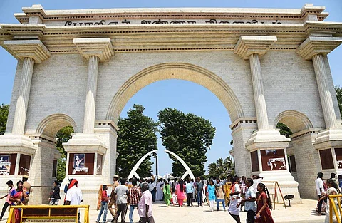 மெரினாவில் தலைவர்களின் நினைவிடத்தை பார்வையிட தடை!