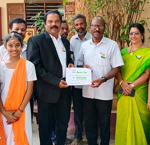 மண்ணச்சநல்லூா் அரசுப் பெண்கள் மேல்நிலைப் பள்ளிக்கு ரூ. 10 ஆயிரத்திற்கான காசோலையை பள்ளித் தலைமையாசியரியா் க. முத்துச்செல்வத்திடம் வியாழக்கிழமை வழங்கிய வங்கியின் முதன்மை மேலாளா் பி. காமராஜ்.