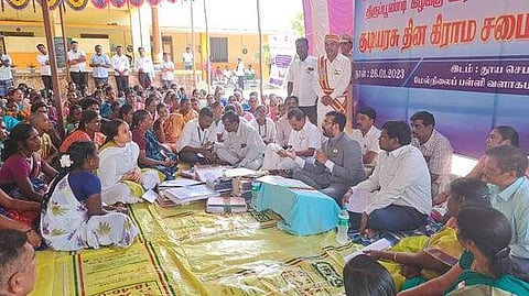 திருப்பூண்டி கிழக்கு ஊராட்சி காமேஸ்வரத்தில் நடைபெற்ற கிராமசபைக் கூட்டத்தில் பேசும் நாகை மாவட்ட ஆட்சியா் அ. அருண்தம்புராஜ்.