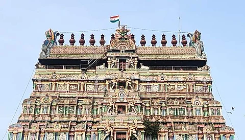 குடியரசு நாள் விழா: சிதம்பரம் நடராஜர் கோயில் கோபுரத்தில் தேசியக் கொடி ஏற்றம்!