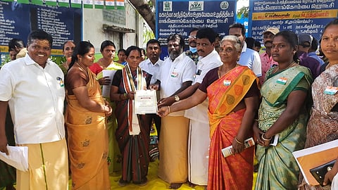 சிறந்த  தூய்மைக்  காவலராக  தோ்ந்தெடுக்கப்பட்ட பட்டமாளைப் பாராட்டும்  மாக்கினாங்கோம்பை  ஊராட்சித்  தலைவா்  அம்மு  ஈஸ்வரன் உள்ளிட்டோா்.