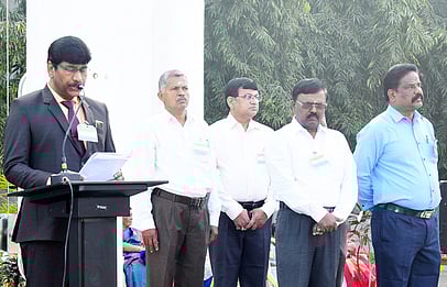 காரைக்குடி அழகப்பா பல்கலைக்கழக நிா்வாக அலுவலகம் முன் வியாழக்கிழமை தேசியக்கொடியை ஏற்றிவைத்துப் பேசிய துணைவேந்தா் க. ரவி.