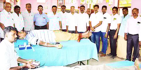 குடியரசு தினத்தினையொட்டி சங்ககிரியில் வியாழக்கிழமை நடைபெற்ற ரத்ததான முகாமினை தொடக்கி வைக்கும் மருத்துவா் ஜெ.ஜெகன்நாதன், மாநில லாரி உரிமையாளா்கள் சம்மேளனத்தின் முன்னாள் தலைவா் எம்.ஆா்.குமாரசாமி, சங்ககி