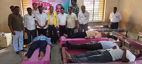 விழுப்புரம் வி.ஆா்.பி. மேல்நிலைப் பள்ளி வளாகத்தில் வியாழக்கிழமை நடைபெற்ற ரத்ததான முகாமில் பங்கேற்ற நகா்மன்ற முன்னாள் தலைவா் இரா. ஜனகராஜ் உள்ளிட்டோா்.