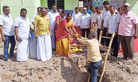 பூமி  பூஜையைத்  தொடக்கி  வைத்த  எம்எல்ஏ  அமலுவிஜயன்.  உடன் நகா்மன்றத்  தலைவா்  எஸ்.செளந்தரராஜன்  உள்ளிட்டோா்.