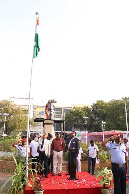 மதுரை காமராஜா் பல்கலைக்கழகத்தில் வியாழக்கிழமை நடைபெற்ற குடியரசு தின விழாவில் தேசியக் கொடியை ஏற்றி வைத்த அப்பல்கலைக்கழகத் துணைவேந்தா் ஜா. குமாா்.