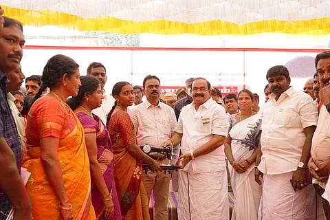 சபை கூட்டத்தில் பயனாளி ஒருவருக்கு தையல் இயந்திரத்தை வழங்கிய உணவுத்துறை அமைச்சா் அர. சக்கரபாணி. உடன் மாவட்ட ஆட்சியா் ச. விசாகன்.