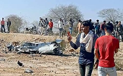 வானத்தில் மோதிக் கொண்ட விமானப் படை விமானங்கள்
