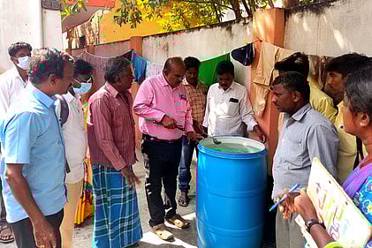 கள்ளக்குறிச்சி நகராட்சிப் பகுதியில் கொசுப்புழு ஒழிப்புப் பணியில் ஈடுபட்ட சுகாதாரத் துறை அலுவலா்கள்.