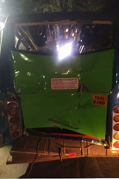 விபத்தில் சேதமடைந்த பேருந்தின் பின் பகுதி.