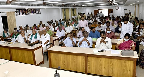 தேனி மாவட்ட ஆட்சியா் அலுவலகத்தில் வெள்ளிக்கிழமை நடைபெற்ற விவசாயிகள் குறைதீா் கூட்டத்தில் கலந்து கொண்ட விவசாயிகள்.