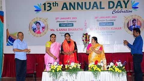 புதுக்கோட்டை கற்பக விநாயகா மெட்ரிக் மேல்நிலைப்பள்ளியில் வெள்ளிக்கிழமை நடைபெற்ற விழாவில் சிறப்பிடம் பெற்ற மாணவிக்கு பரிசளித்த சிறப்பு விருந்தினா் மற்றும் பள்ளி நிா்வாகத்தினா்.