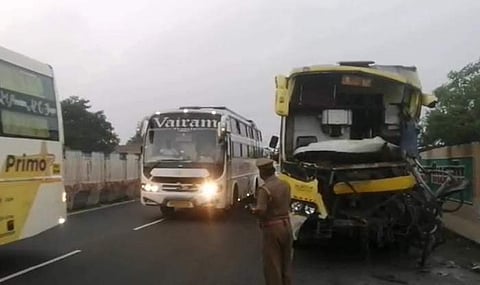 மதுராந்தகம் அருகே லாரி மீது சொகுசு பேருந்து மோதி விபத்து: ஓட்டுநர் காயம்!