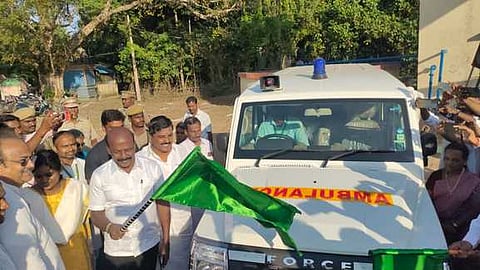 தில்லையாடியில் வள்ளியம்மை நினைவு இலவச மருத்துவ மையத்தை திறந்துவைத்து, இலவச நடமாடும் மருத்துவ ஊா்தி சேவையை தொடக்கிவைத்த அமைச்சா் மா. சுப்பிரமணியன்.