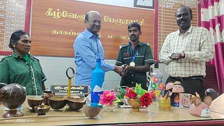 கழிவுகளிலிருந்து கலைப்பொருள்கள்:தூய்மைப் பணியாளா்களுக்குப் பாராட்டு