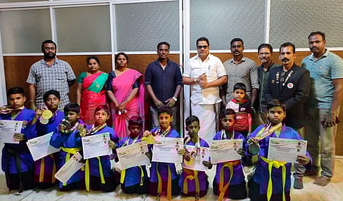 பதக்கம் வென்ற மாணவா்களுடன் சட்டப்பேரவை உறுப்பினா் ஏ.எம்.எச். நாஜிம். உடன் அகாதெமி நிறுவனா் வி.ஆா்.எஸ். குமாா் உள்ளிட்டோா்.