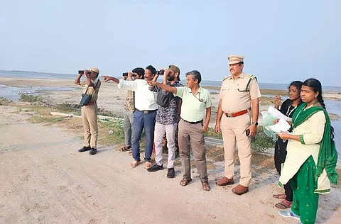 கோடியக்கரை வன உயிரின சரணாலயத்தில் கணக்கெடுப்புப் பணியில் ஈடுபட்ட ஒரு குழுவினர்.