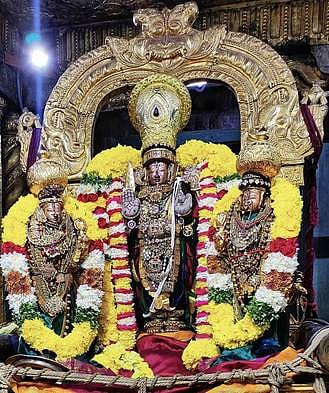 ஸ்ரீபெரும்புதூா் ராமானுஜா் கோயிலில் சிறப்பு அலங்காரத்தில் உற்சவா் ஸ்ரீஆதிகேசவ பெருமாள்.