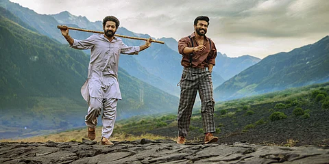 ஜூனியர் என்டிஆர் மற்றும் ராம் சரண் ஆகியோர் இடம் பெற்ற தெலுங்கு திரைப்படமான 'ஆர்ஆர்ஆர்' போஸ்டர். இப்படத்தில் ராம் சரணும், ஜூனியர் என்டிஆரும் நடிப்பில் கவனம் ஈர்த்திருந்தனர்.