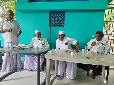 மேலப்பள்ளிவாசல் பொதுக்குழு கூட்டத்தில் பேசுகிறார் செயலாளர் முஹம்மது ஷஹாபுதின்.