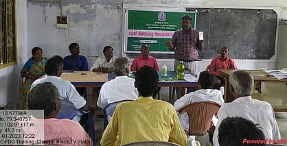 பயிற்சி முகாமில் கால்நடை பராமரிப்பு குறித்து விவசாயிகளுக்கு பயிற்சி அளிக்கிறாா் கால்நடை மருத்துவா் வெங்கட்ராகவன்.