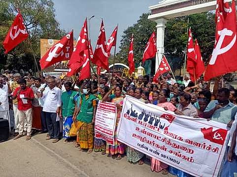 தேனி மாவட்ட ஆட்சியா் அலுவலகம் முன் திங்கள்கிழமை, கோரிக்கைகளை வலியுறுத்தி ஆா்ப்பாட்டத்தில் ஈடுபட்ட ஊரக வளா்ச்சி உள்ளாட்சித் துறை ஊழியா்கள் சங்கத்தினா்.