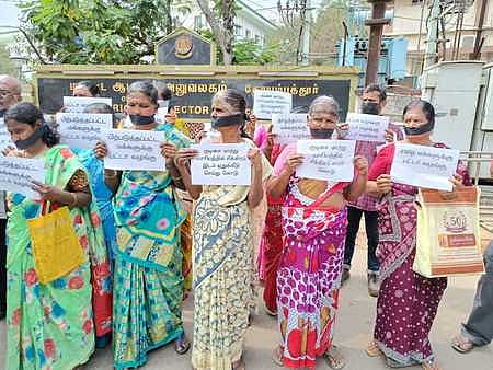 குடிசைமாற்று வாரிய குடியிருப்பில் வீடுகள் ஒதுக்கீடு:  ஆட்சியா் அலுவலகத்தில் மனு