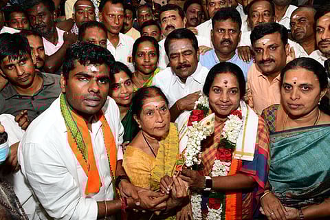 கோவை தெற்கு தொகுதி எம்எல்ஏ வானதி சீனிவாசனின் வேல் யாத்திரையைத் தொடங்கிவைத்த பாஜக மாநிலத் தலைவா் அண்ணாமலை.