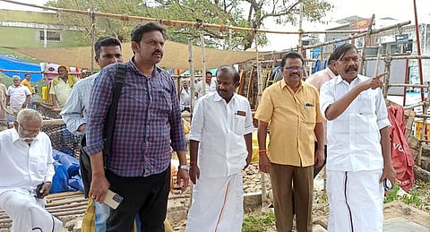 அந்தியூரில் உழவா் சந்தை அமைக்கும் பணி குறித்து ஆய்வு மேற்கொள்கிறாா் ஏ.ஜி.வெங்கடாசலம் எம்.எல்.ஏ.