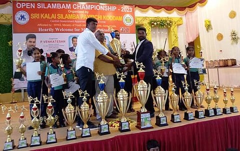 சிலம்பம் போட்டி: வெற்றி பெற்றவா்களுக்கு பரிசளிப்பு