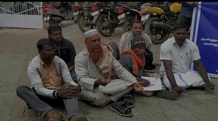 மாவட்ட ஆட்சியா் அலுவலகத்தில் தா்னாவில் ஈடுபட்ட மாற்றுத் திறனாளிகள்.