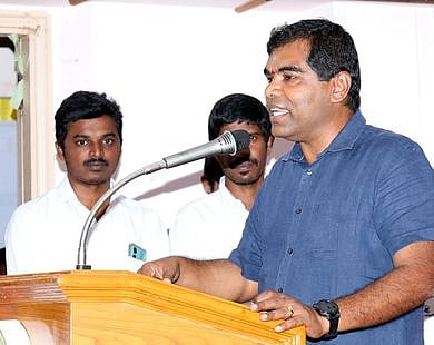 மாணவா்களுக்கான திறன் அறியும் நிகழ்வில் பேசுகிறாா் ஆற்றல் அறக்கட்டளை தலைவா் அசோக்குமாா்.