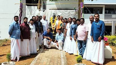 திருவள்ளுவா் சிலை திறப்பு விழாவில் கலந்து கொண்ட முன்னாள் மாணவா்கள்.