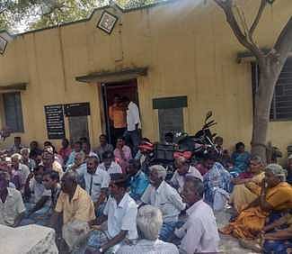 ராஜபாளையம் அருகே தளவாய்புரத்தில் கிராம நிா்வாக அலுவலகத்தை முற்றுகையிட்டுப் போராட்டத்தில் ஈடுபட்ட விசைத்தறி தொழிலாளா்கள்.