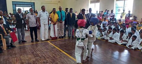 ஸ்ரீவில்லிபுத்தூா் லைன்ஸ் மெட்ரிக் மேல்நிலைப் பள்ளியில் நடைபெற்ற கராத்தே போட்டி.