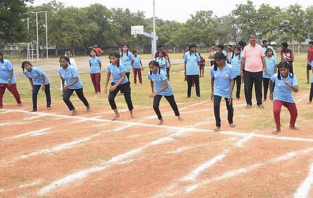 நாகையில் நடைபெற்ற முதல்வா் கோப்பைக்கான ஓட்டப் பந்தையத்தில் பங்கேற்ற மாற்றுத்திறனாளி மாணவிகள்.