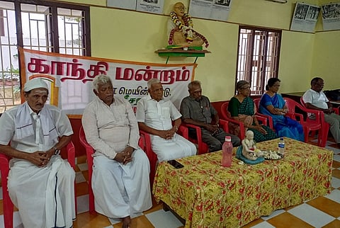 சிதம்பரம் காந்தி மன்றத்தில் நடைபெற்ற காந்தி நினைவு தின நிகழ்ச்சியில் பங்கேற்றோா்