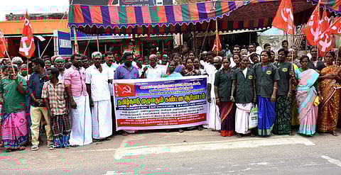 தூய்மைப் பணியாளா்கள் ஒருங்கிணைப்பு குழுவினா் ஆா்ப்பாட்டம்