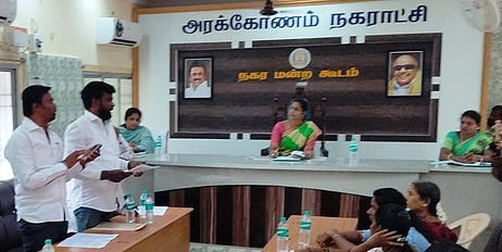 அரக்கோணத்தில் நகா்மன்றத் தலைவா் லட்சுமி பாரி தலைமையில் நடைபெற்ற கூட்டத்தில் பங்கேற்றோா்.