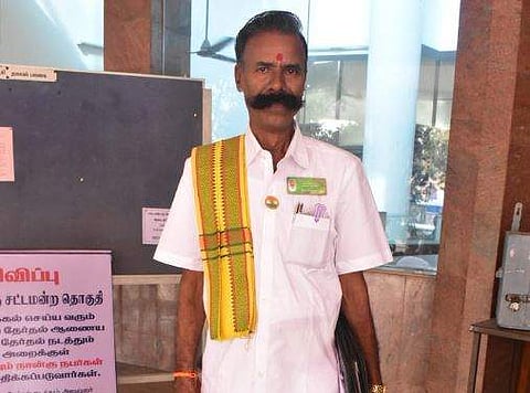 வேட்பு மனு தாக்கல் செய்ய வந்த தேர்தல் மன்னன் பத்மராஜன்.  