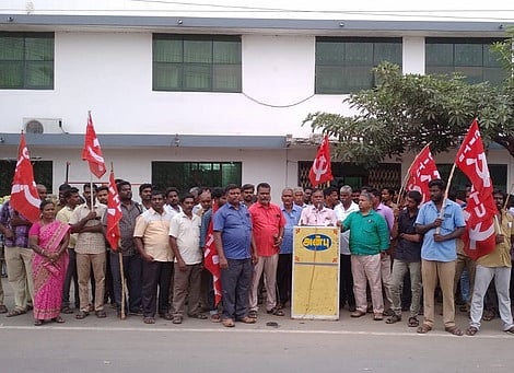 கரூரில் உள்ள மின்வாரிய தலைமைப் பொறியாளா் அலுவலகம் முன் ஆா்ப்பாட்டத்தில் ஈடுபட்ட மின் ஊழியா் மத்திய அமைப்பினா்.